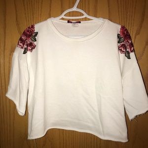 Crop white short sleeve with roses on shoulders